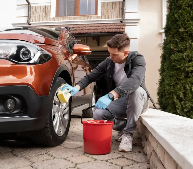 Lavage auto à domicile Allemans : professionnel intervenant sur un véhicule